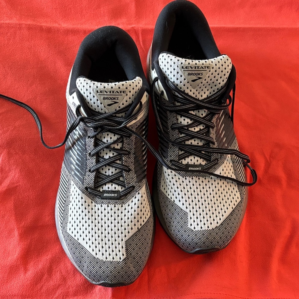 Brooks Men's Black and White Athletic Shoes